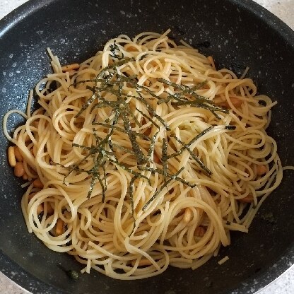 お茶漬けの素でパスタを作ったのは初めてです♪納豆だけだと寂しいけどお茶漬けの素の具もプラスされるので味も見た目も美味しさアップですね♪刻み海苔もプラスしました♫